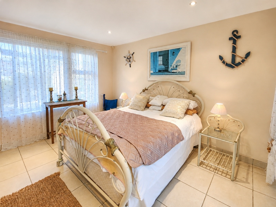 5 Bedroom Property for Sale in Wavecrest Eastern Cape